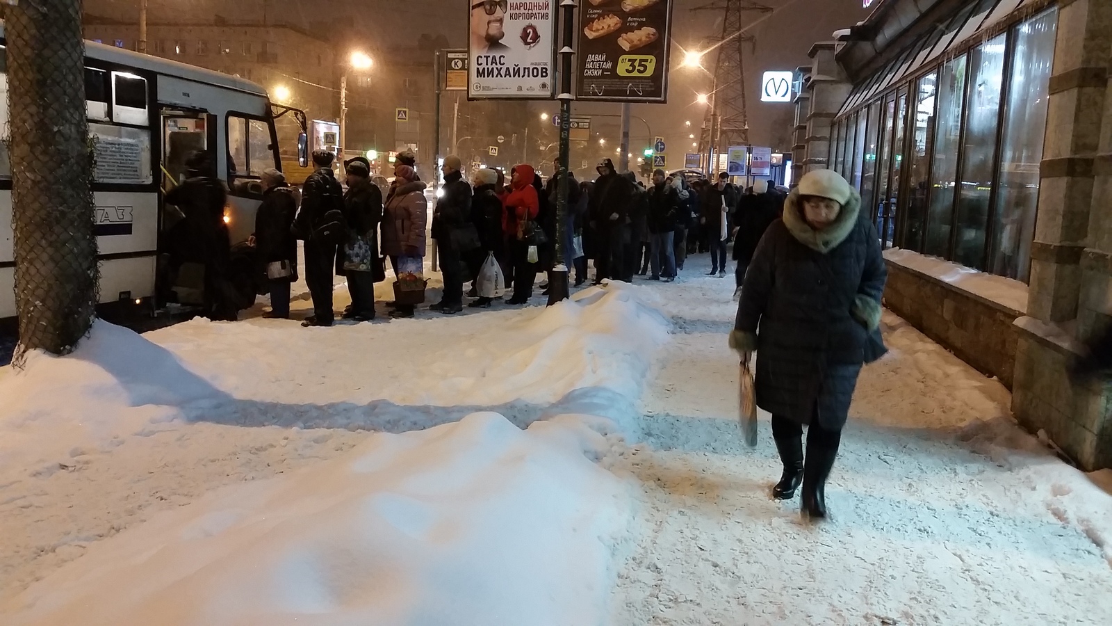 The queue for the bus. - My, Queue, Snow, Saint Petersburg, People