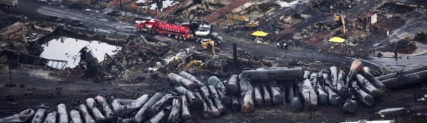 Превращается в катастрофу. Превращается в катастрофу. Превращается в катастрофу. Экологическая катастрофа в венгрии 2010 г красный шлам. Крушение поезда в лак мегантик.