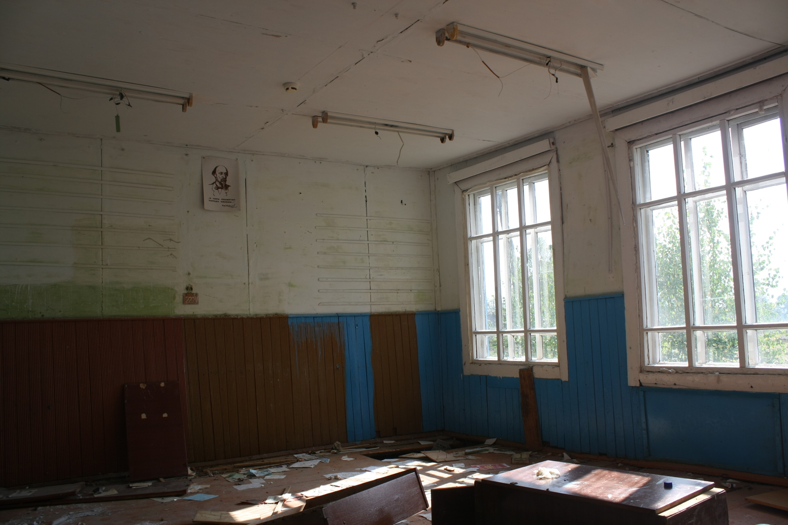 What is left of the school in the village of Ozhmegovo - My, School, Abandoned, Village, Old, The photo, Photo, Longpost