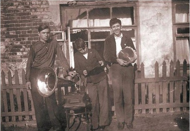 Guy with a gramophone record. - Nikulin, Photo, Yury Nikulin