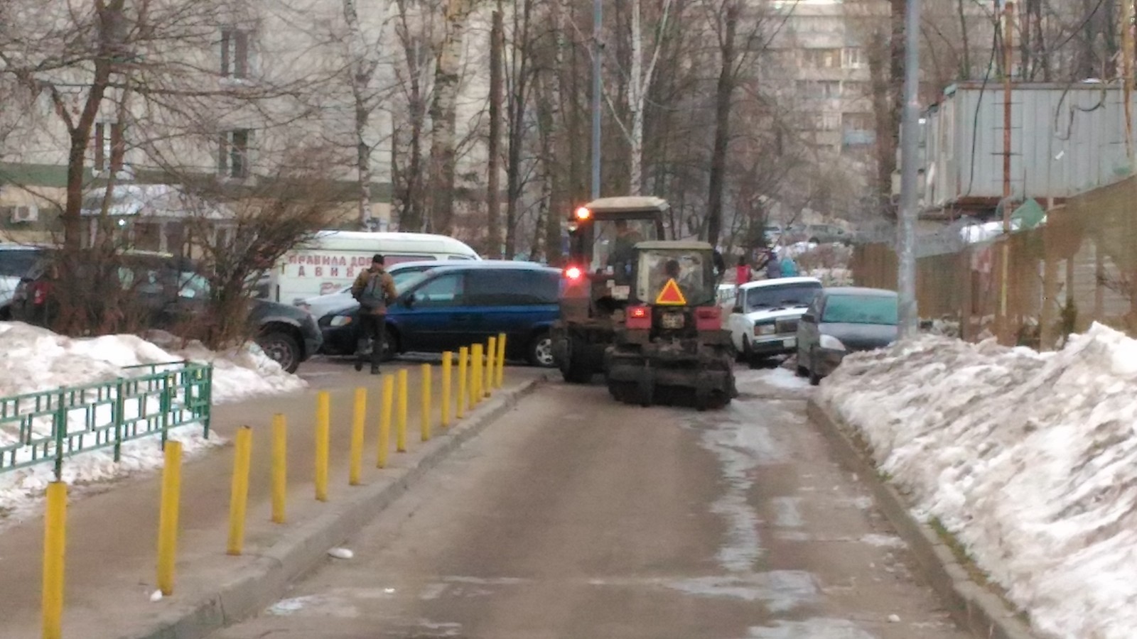 Big tractor teaches how to clean the road small tractor - My, Tractor, Street cleaning, Winter, Zelenograd