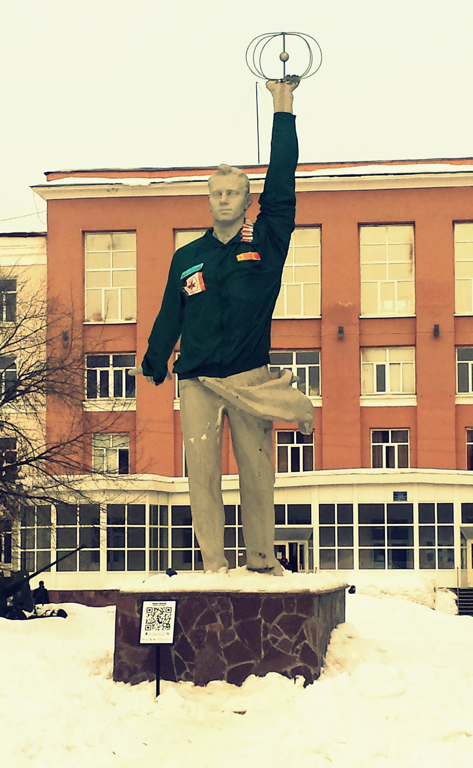 When the monument is cold.. - My, Monument, Students, Winter, Jacket