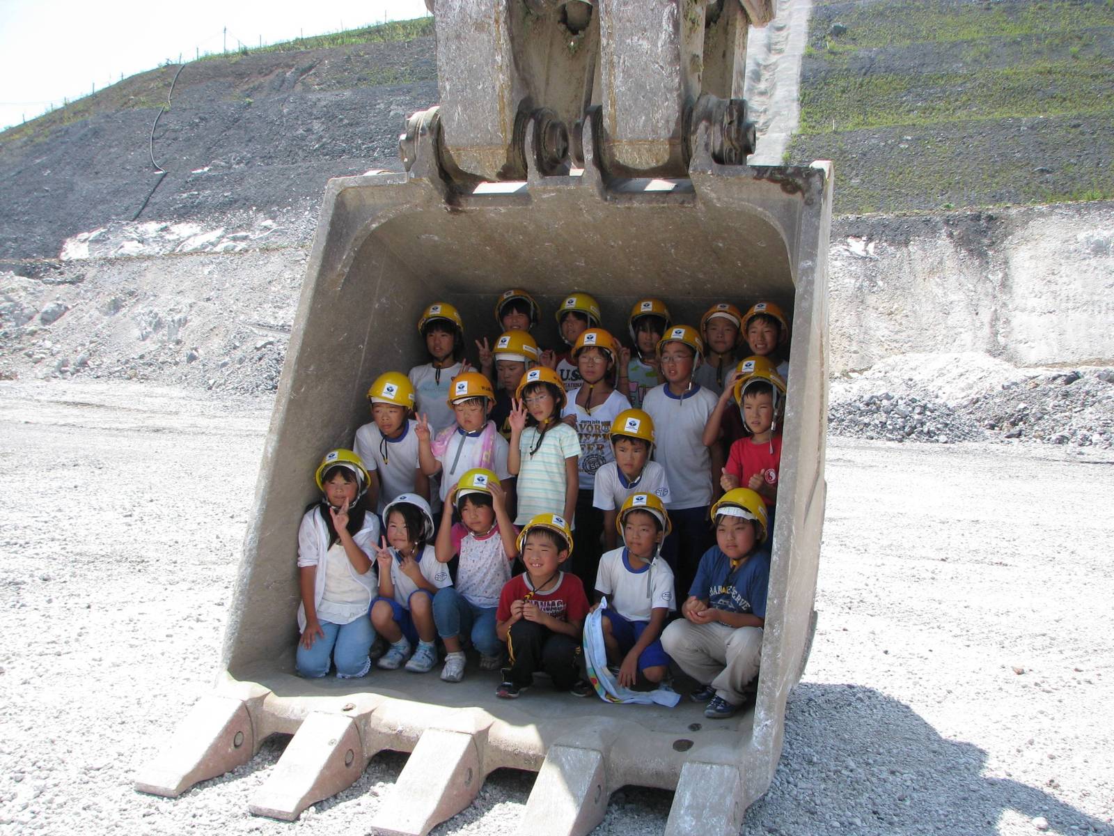 How many babies fit in a bucket - Chinese, Excavator