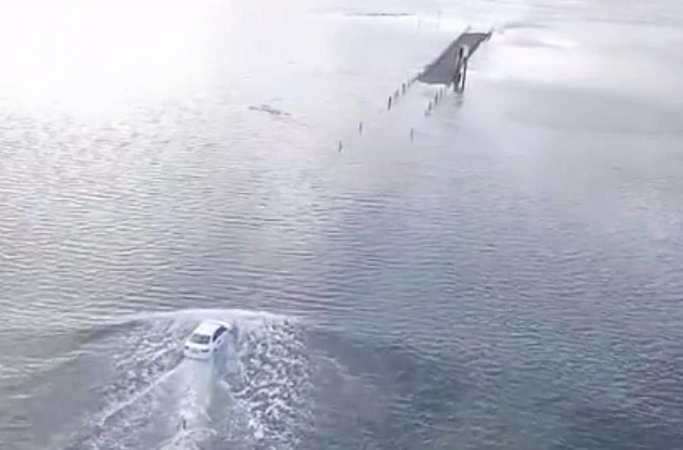 Drone filmed as a taxi hit the high tide on the bridge between the Holy Island and England - Drone, England, Tide, Video