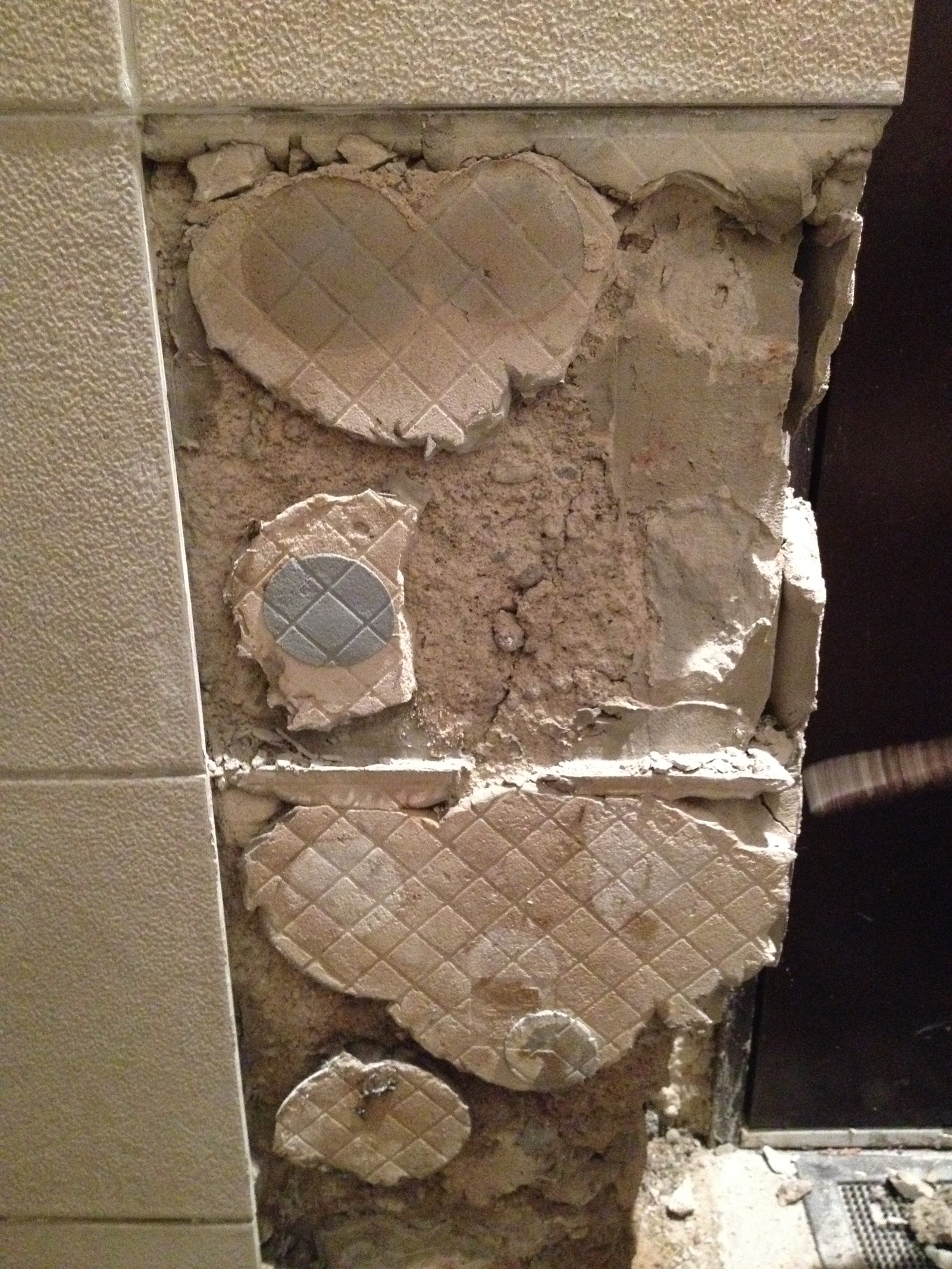 Плиточный клей плитки ванной. Отвалившаяся плитка. Плитка из плиточного клея. Стена из плиточного клея. Отваливается кафельная плитка.