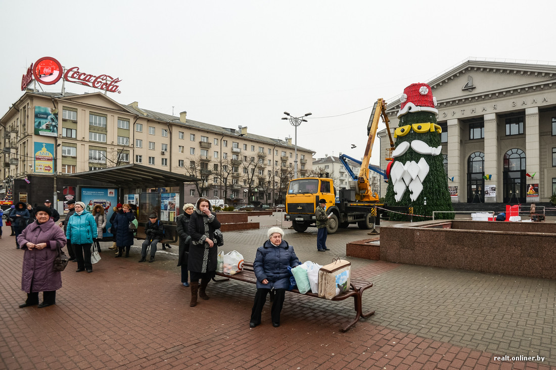 Возле Белгосфилармонии поставили оригинальную елку - Минск, Республика Беларусь, Ёлки, Новый Год, Новости, Onliner by, Длиннопост