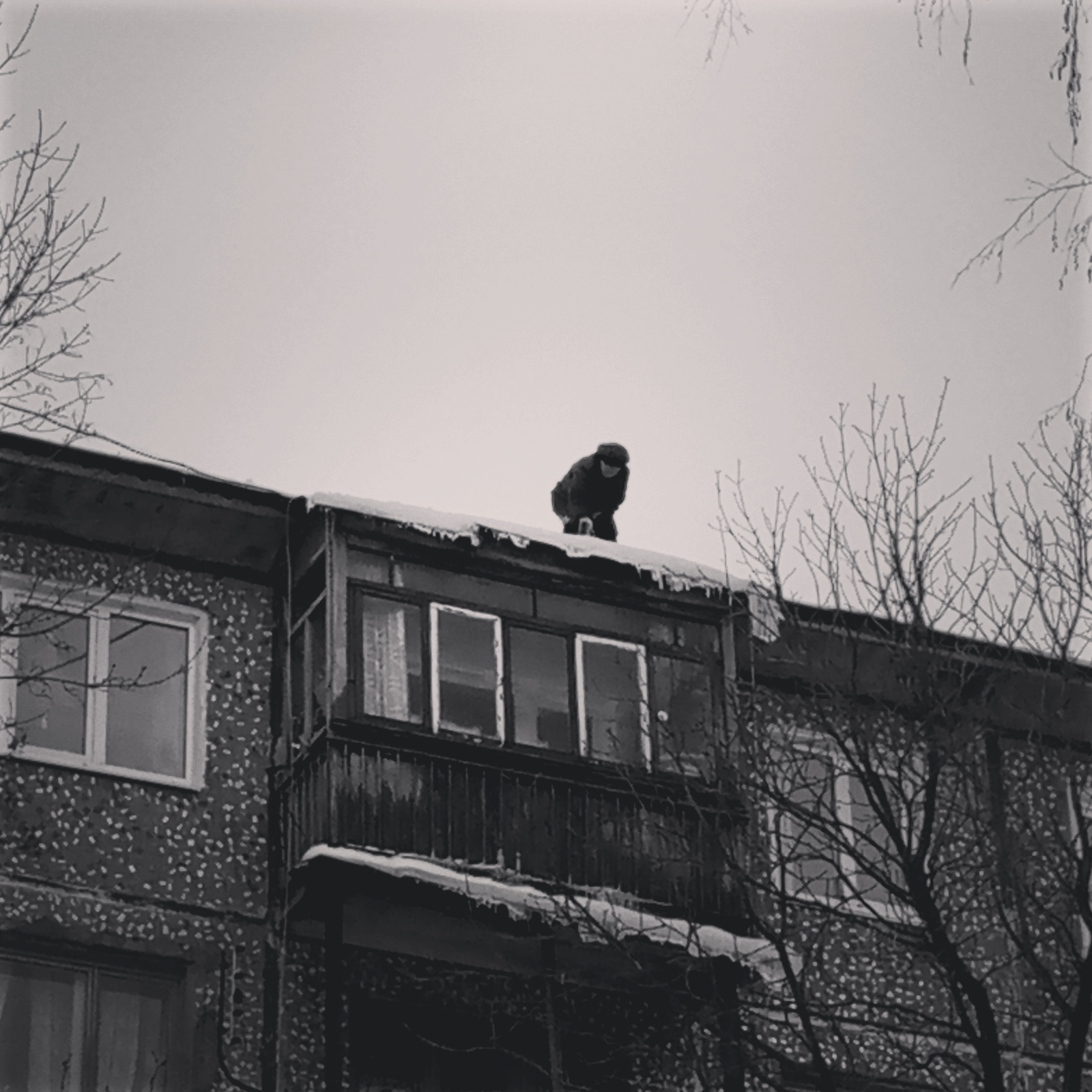 Nothing unusual, just a random grandmother knocking icicles. - My, Grandmother, Morning, Snow, Icicles, Roof