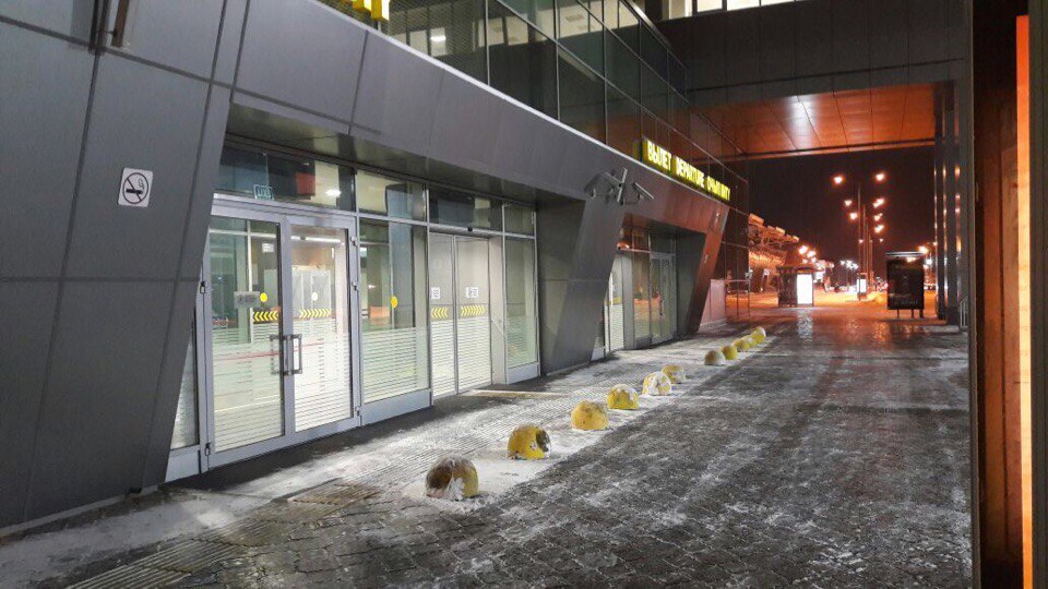 Kazan Airport, continued. - The driver, Tactile tiles, Kazan