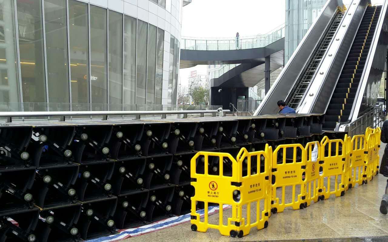 Escalator disassembled - My, Escalator, Details, Rain, Shanghai