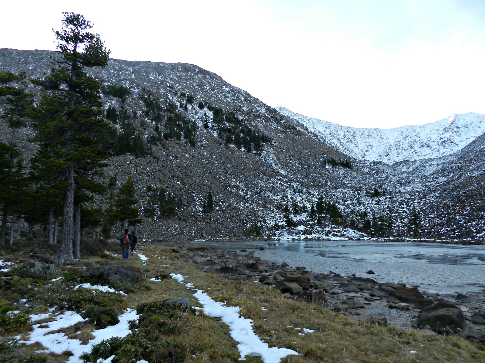 Autumn hike to Mount Borus, near the SSH HPP - My, The mountains, The rocks, Snow, Borus, Tourism, Hike, Longpost