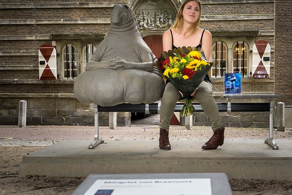 Doctor, what's wrong with me: the exhibit Zhdun conquered social networks - Memes, Zhdun, Elephant seal, Sculpture, Longpost