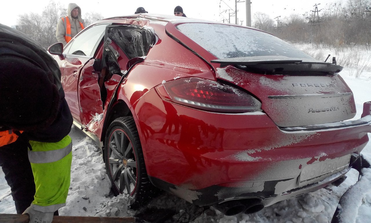 В Тольятти поезд протаранил элитный Porsche Panamera | Пикабу