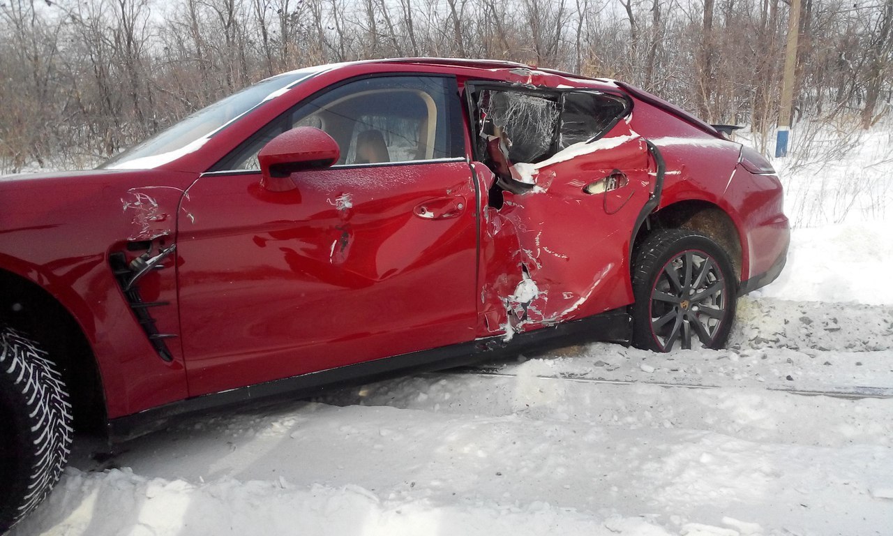 В Тольятти поезд протаранил элитный Porsche Panamera | Пикабу