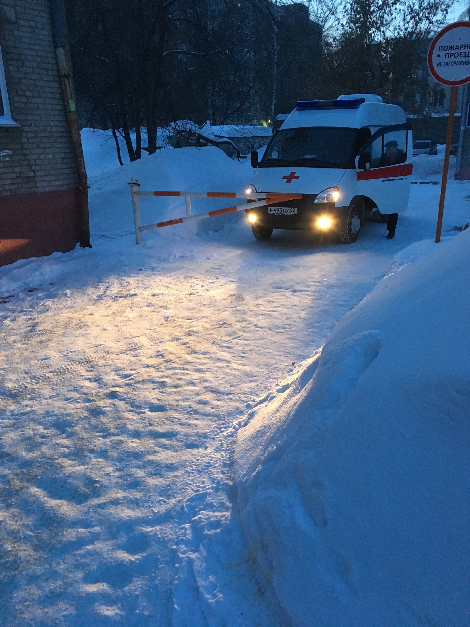 This time, the residents themselves did not let the ambulance in. - My, Ambulance, Barrier, Novosibirsk