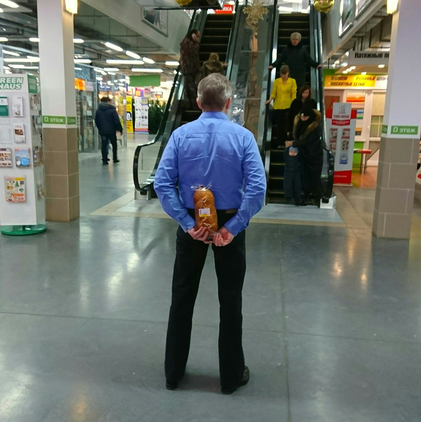 Security guard and loaf on guard - Kirov, Security, Shopping center, Bread