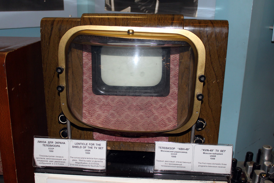 1 телевизор в мире. Телевизионный приемник КВН-49. КВН-49 кинескоп. Первый Советский телевизор КВН-49. Телевизор КВН-49 С линзой.