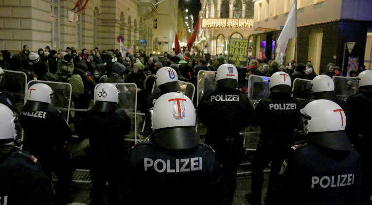 Vienna police detain more than 20 people from Chechnya - Events, Politics, Austria, Police, Vein, Detention, Weapon, Риа Новости