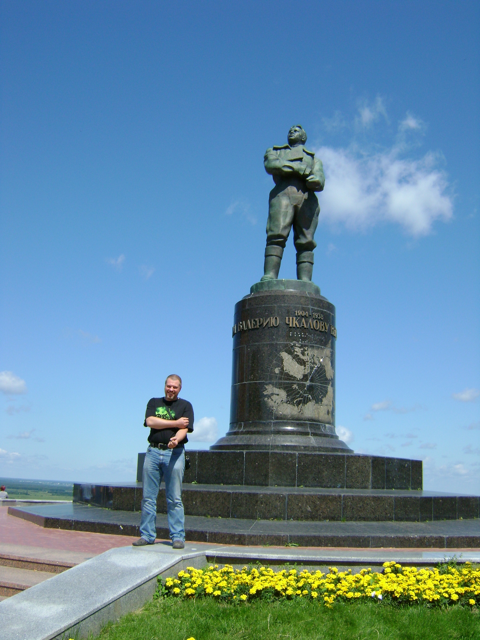 памятник чкалову в нижнем новгороде фото