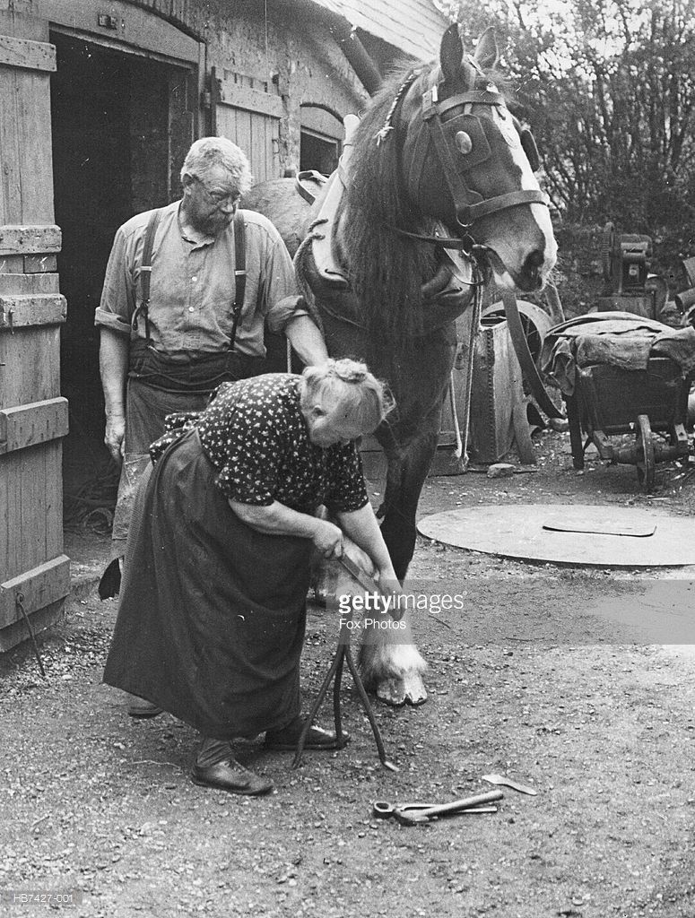 Март 1938: 70-летняя г-жа Элизабет Арнольд, считается единственной женщиной-кузнецом Англии - Лошади, Кузнец, Интересное