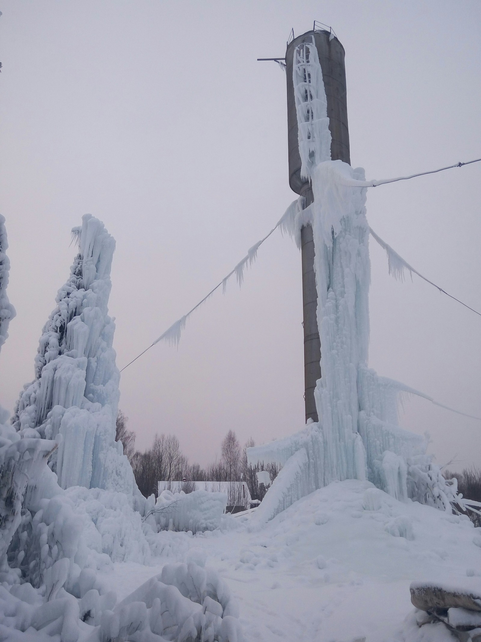 Водонапорная башня и елочка - Моё, Природа, Зима, Длиннопост