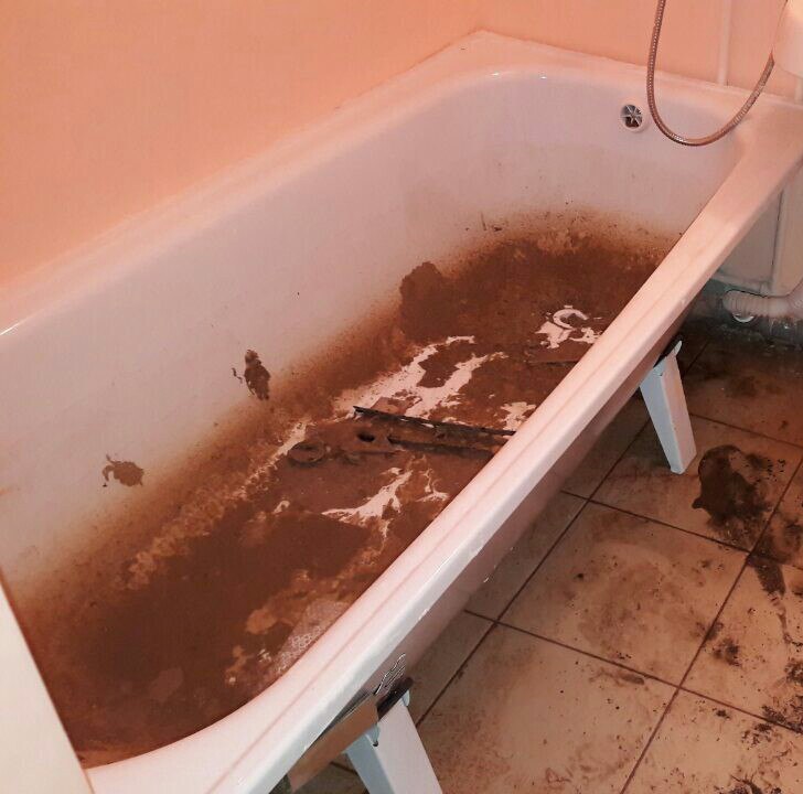 К чему снится затапливает квартиру водой. Затопленная ванная комната. Потоп в ванной. Затопило ванную комнату. Потоп в квартире.