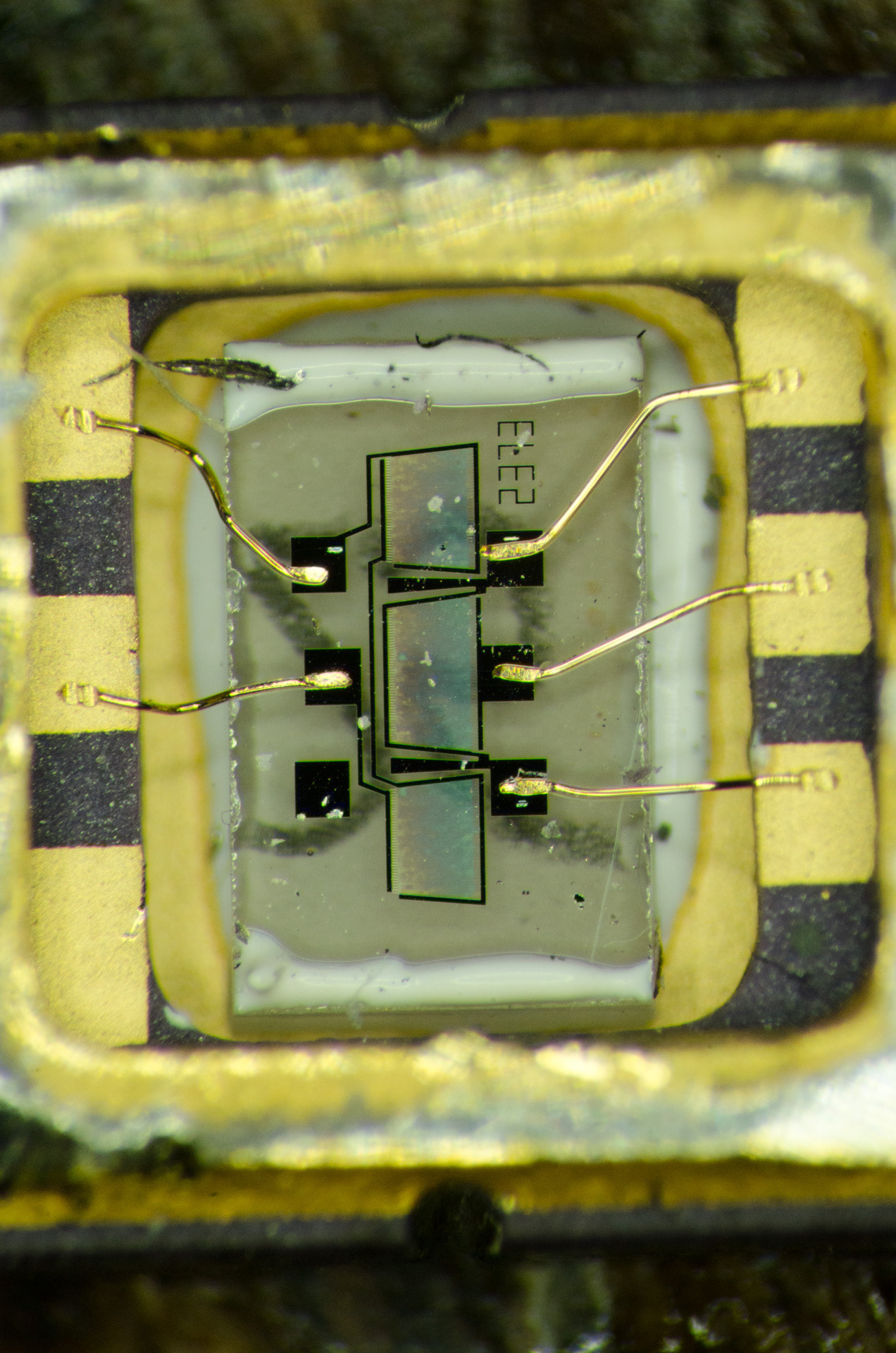 The inside of a SAW filter under a microscope - My, Circuitry, Electronics, Longpost