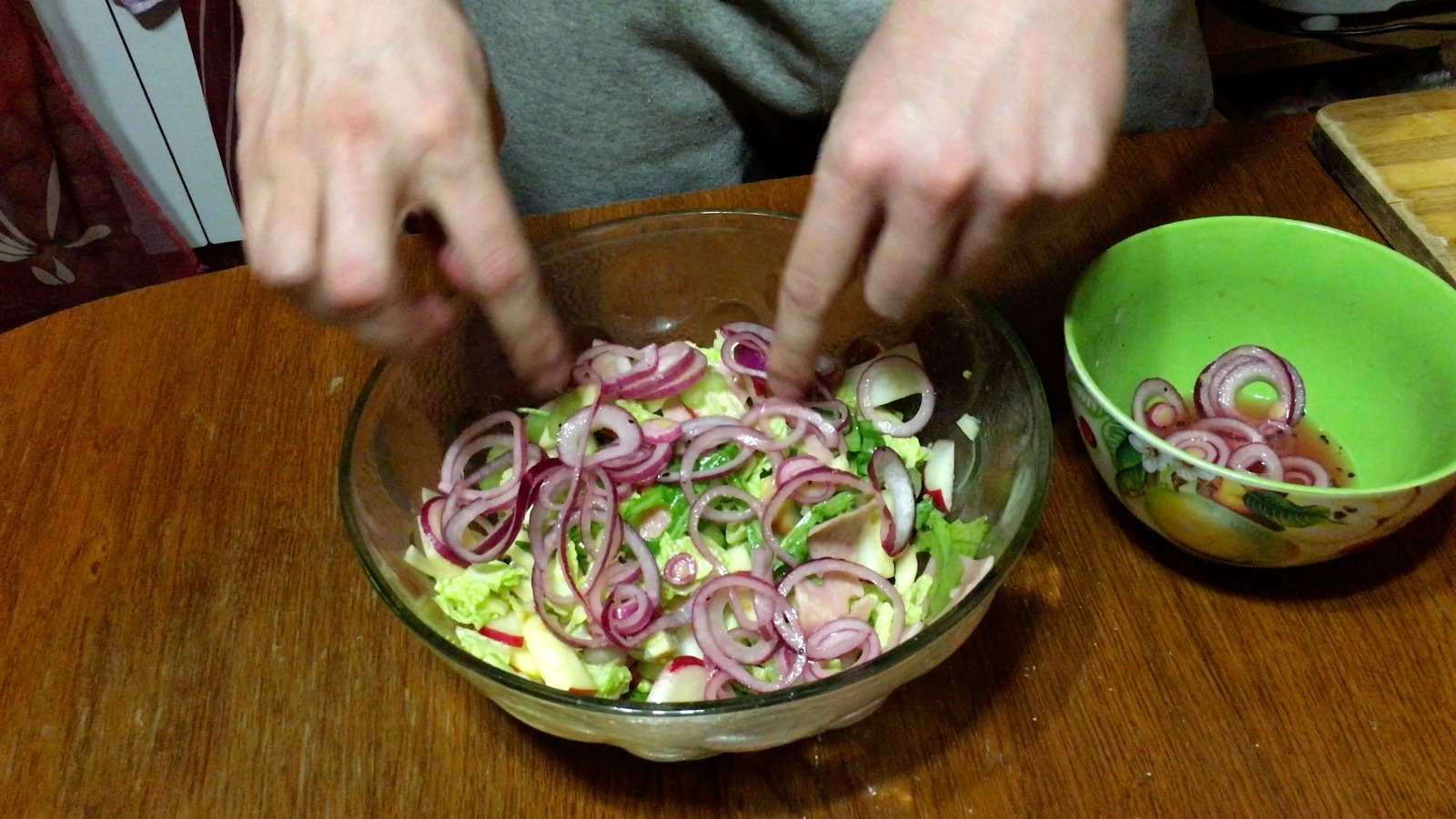 Bread on beer and salad with vegetables, cheese and ham or Ploughman's lunch or Ploughman's Lunch - My, Food, Salad, Bread, Not a cook, LUNCH, Dinner, Cooking, I love to devour, Video, Longpost