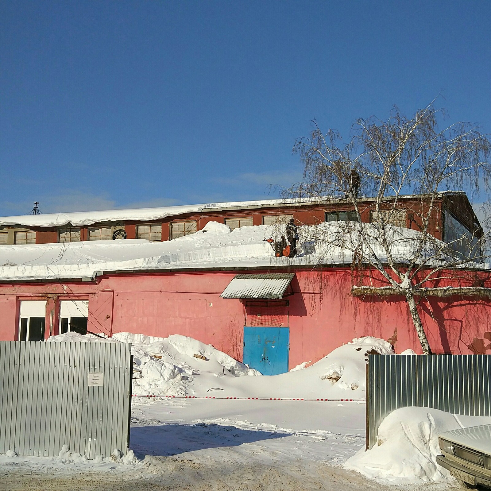 Housing and communal services on a note or how quickly, but dangerously clean the roof - My, Roof, Snow, Housing and communal services, Savvy, Longpost