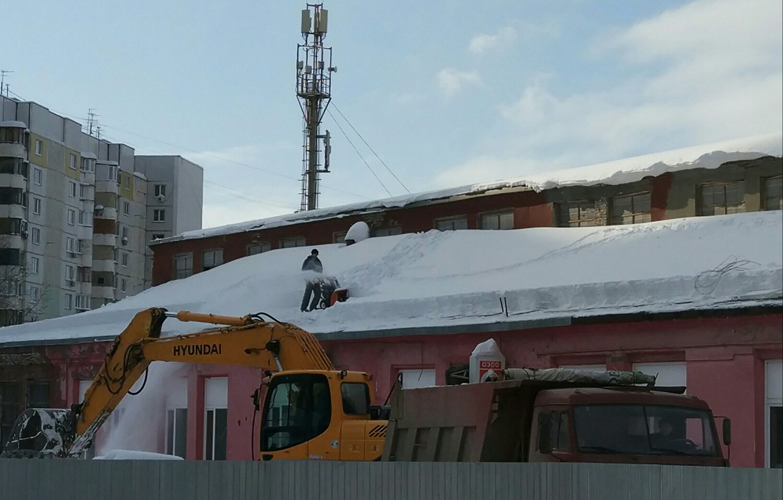 Housing and communal services on a note or how quickly, but dangerously clean the roof - My, Roof, Snow, Housing and communal services, Savvy, Longpost