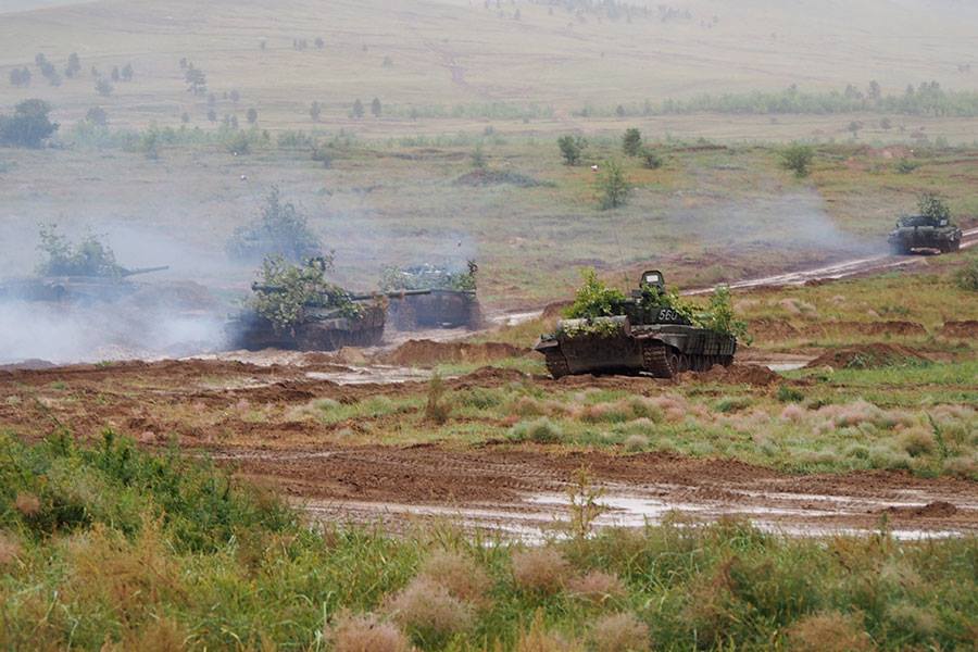 Маскировка техники подручными средствами. - ОБТ, Танки, Монголия, ВС Монголии, Маскировка, т-72, Оружие, Бронетехника