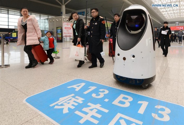 China's first robotic police officer joins China's train station - China, Robocop