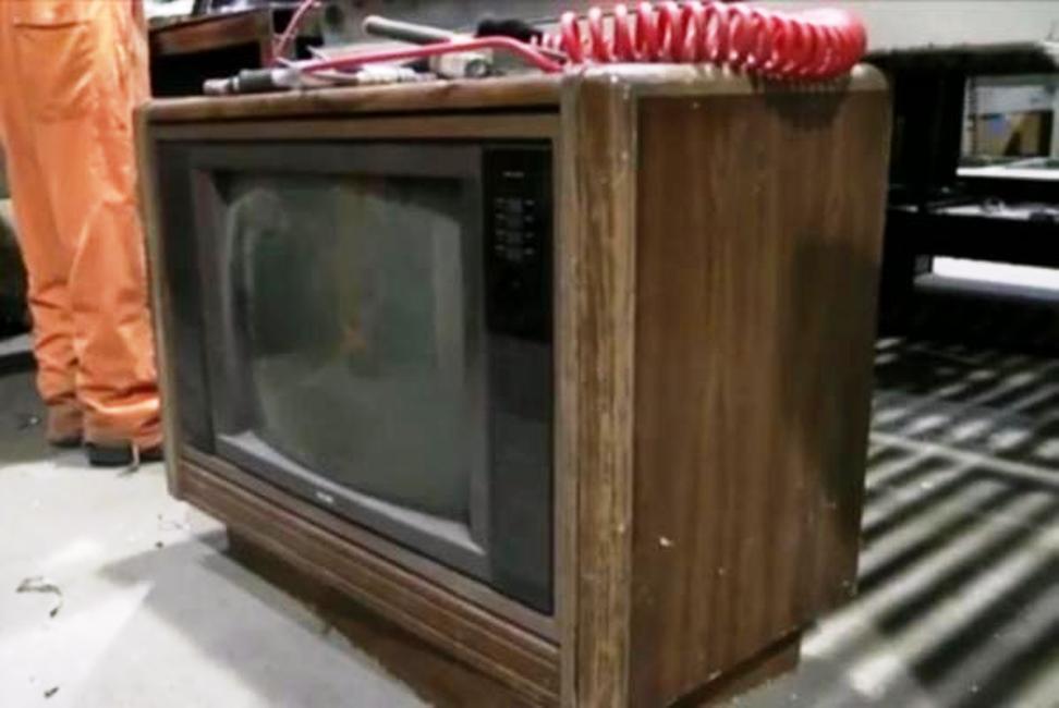 Waste recycling plant worker discovers $100,000 inside old TV - news, Interesting, Find, Money, TV set