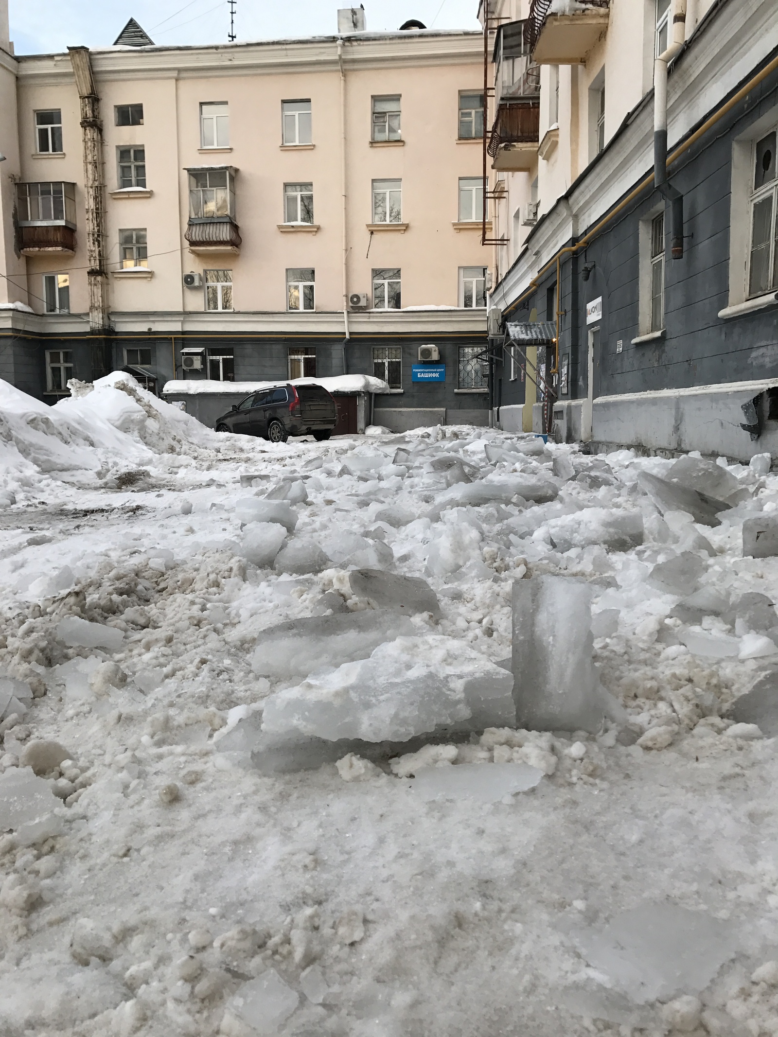 Уфа, работа ЖЭУ во дворе. Как всегда скинули лед и забили.. Движение  практически невозможно. | Пикабу