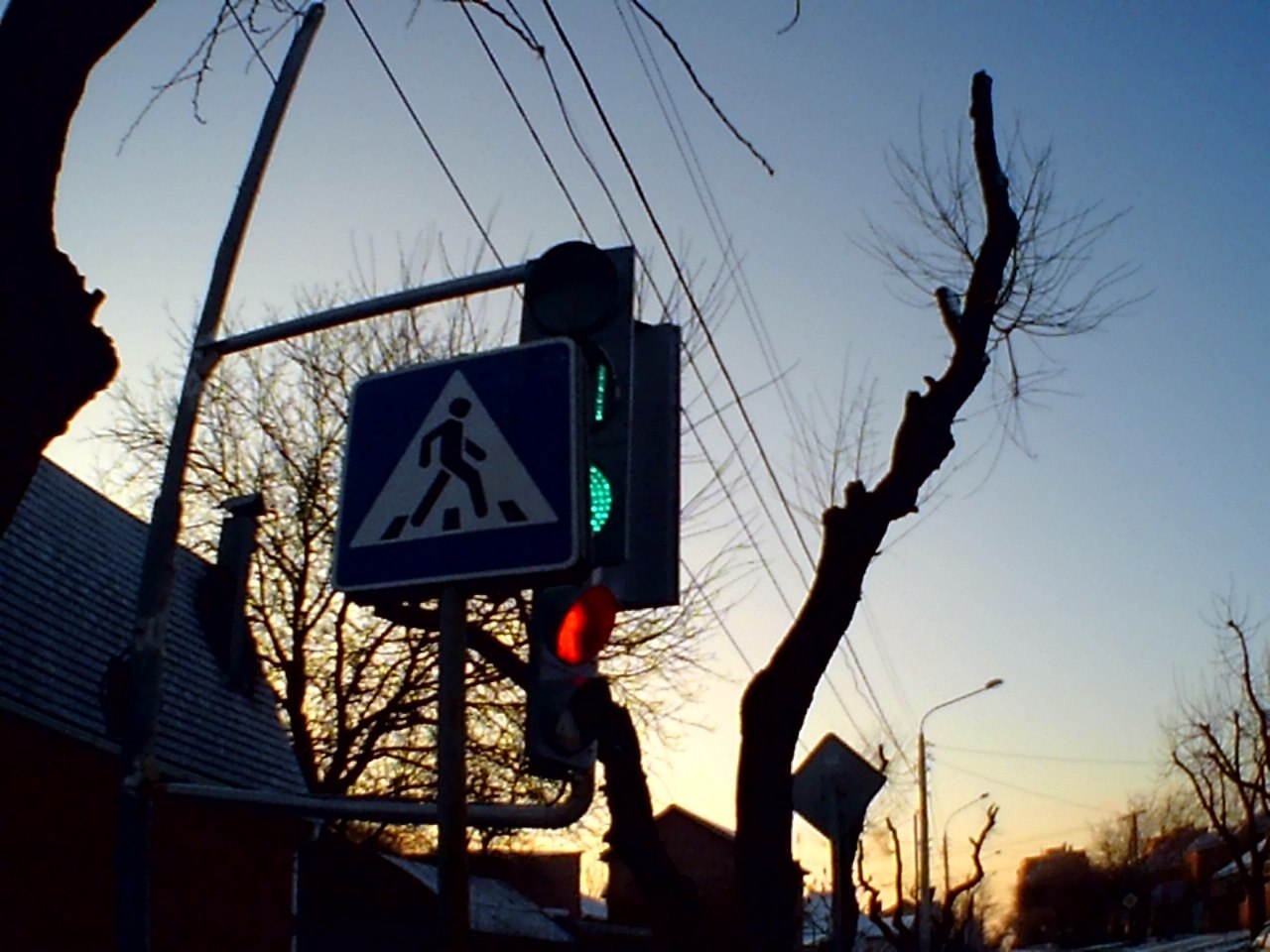 The traffic signal can be seen from afar..) - , These, Road sign, Not properly, Tag