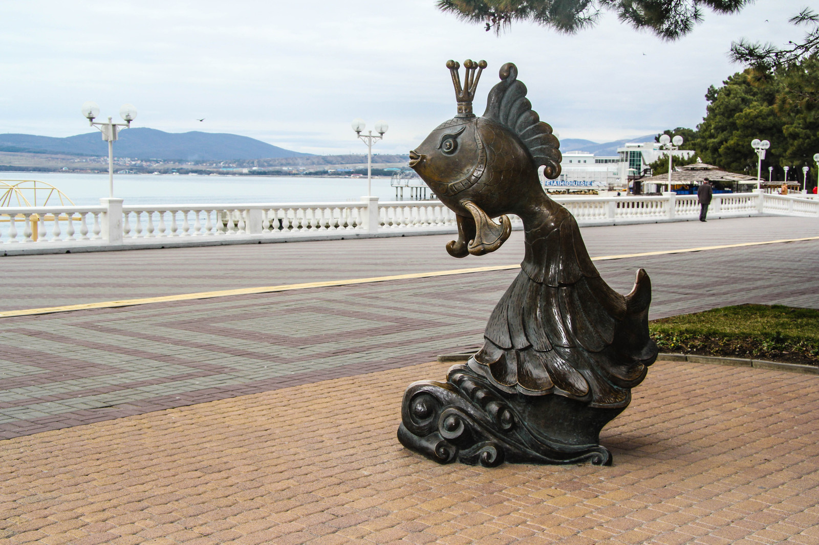 Золотая рыбка статуя Геленджик