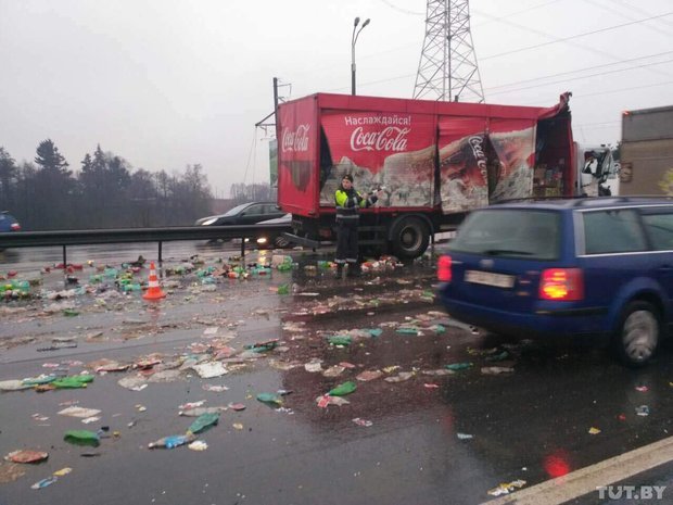 On the Moscow Ring Road, a truck with Coca-Cola crashed into a tractor: about 400 bottles of the drink fell on the road - Coca-Cola, Road accident, MKAD, Crash, Longpost, Minsk, Belarus