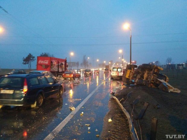 On the Moscow Ring Road, a truck with Coca-Cola crashed into a tractor: about 400 bottles of the drink fell on the road - Coca-Cola, Road accident, MKAD, Crash, Longpost, Minsk, Belarus