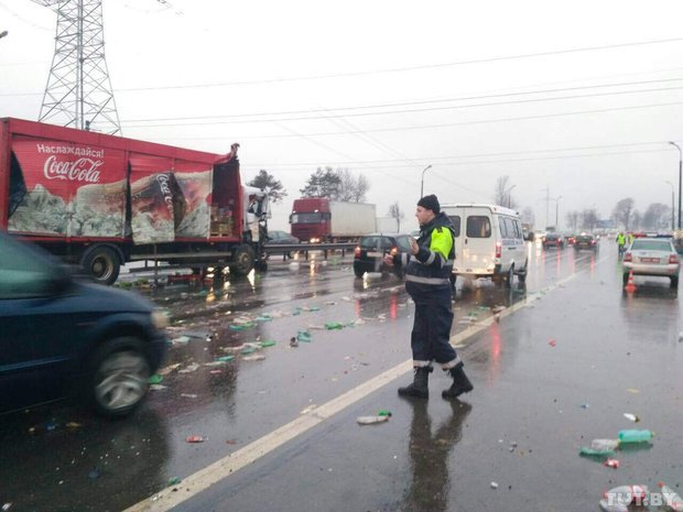 On the Moscow Ring Road, a truck with Coca-Cola crashed into a tractor: about 400 bottles of the drink fell on the road - Coca-Cola, Road accident, MKAD, Crash, Longpost, Minsk, Belarus