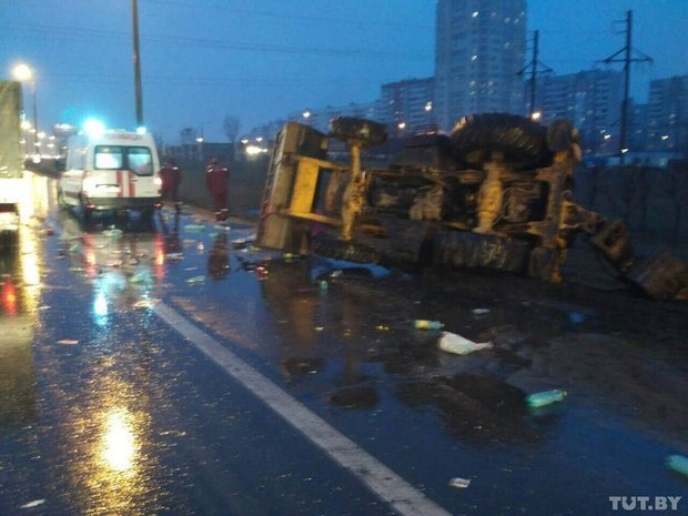 On the Moscow Ring Road, a truck with Coca-Cola crashed into a tractor: about 400 bottles of the drink fell on the road - Coca-Cola, Road accident, MKAD, Crash, Longpost, Minsk, Belarus