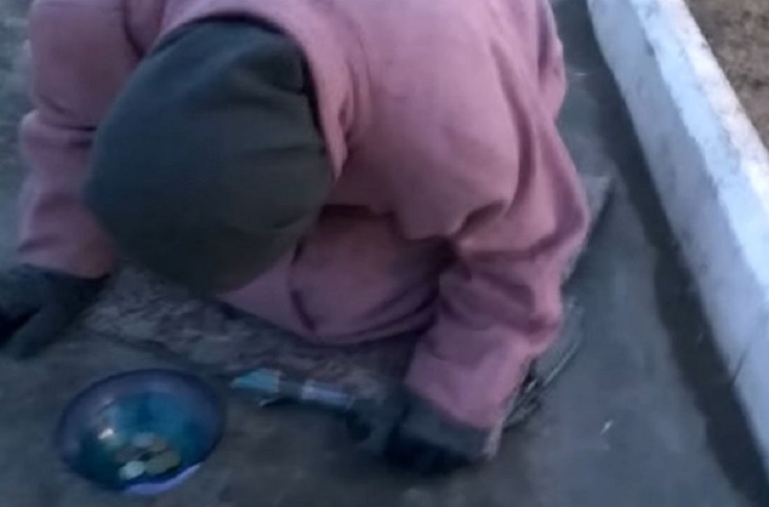 Инвалид попрошайка поет. Цыганка попрошайка с ребенком. Пензенские попрошайки. Раскрыл страшную тайну попрошайки. Экскаватор попрошайка.