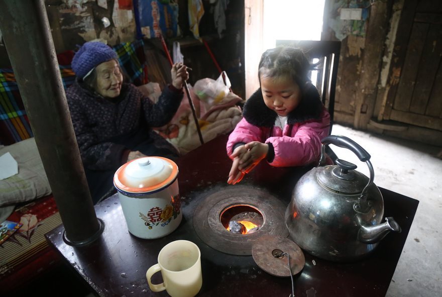 Photo story about a 5-year-old girl who takes care of her grandmother and great-grandmother, China - China, Upbringing, Children, Longpost