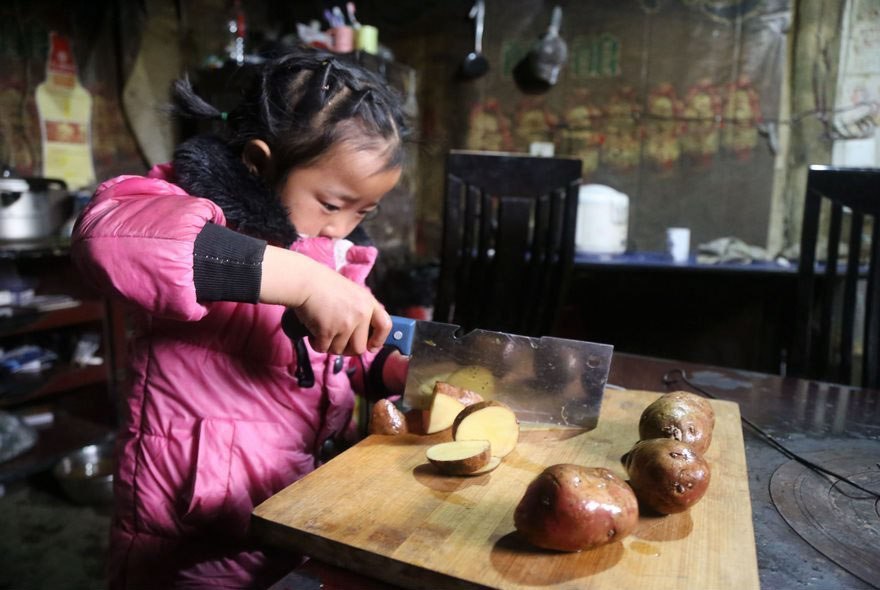 Photo story about a 5-year-old girl who takes care of her grandmother and great-grandmother, China - China, Upbringing, Children, Longpost