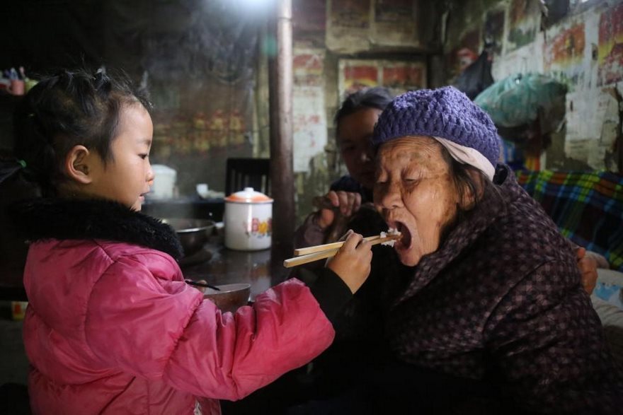 Photo story about a 5-year-old girl who takes care of her grandmother and great-grandmother, China - China, Upbringing, Children, Longpost