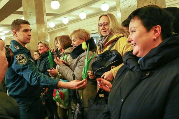 Поздравление от МЧС Москвы - 8 марта, МЧС, Тюльпаны, Московское метро, Длиннопост