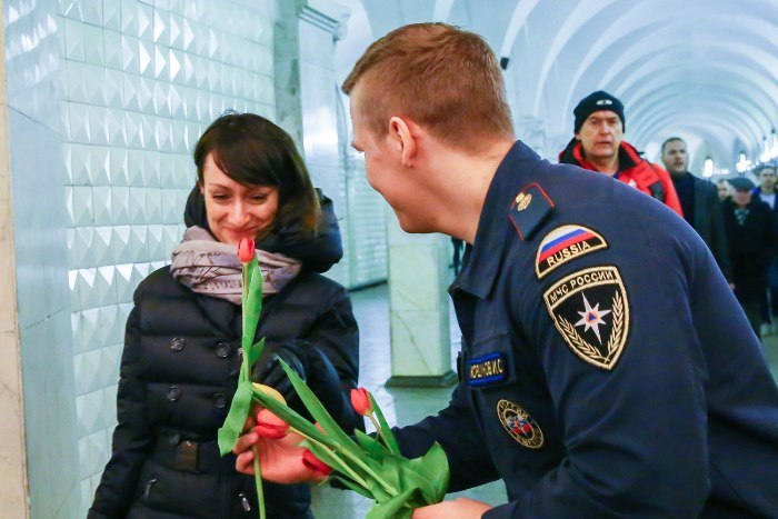 Поздравление от МЧС Москвы - 8 марта, МЧС, Тюльпаны, Московское метро, Длиннопост