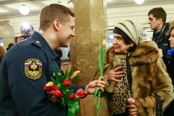 Поздравление от МЧС Москвы - 8 марта, МЧС, Тюльпаны, Московское метро, Длиннопост