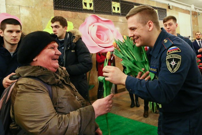 Поздравление от МЧС Москвы - 8 марта, МЧС, Тюльпаны, Московское метро, Длиннопост