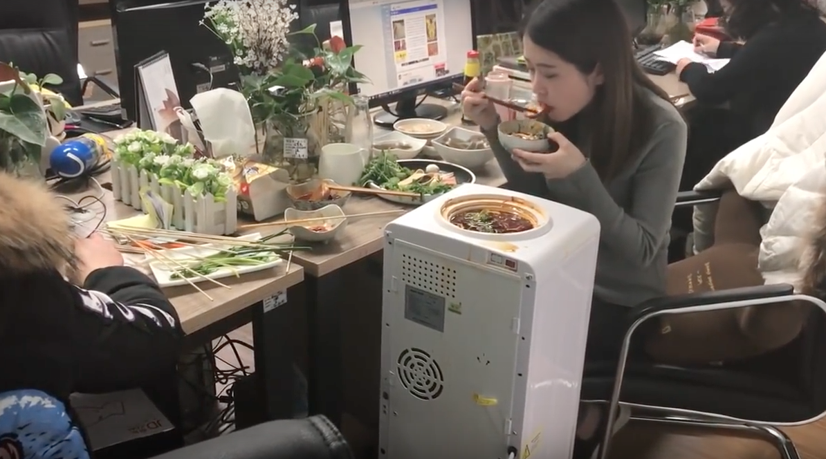 Instead of a business lunch: a video blogger cooks using office equipment and stationery - China, Chinese, Video, Youtube, Office