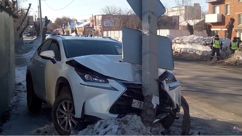 Омичка угнала у подруги «Лексус», но далеко не уехала... - Моё, Омск, Угонщик, ДТП, Омичка, Глупость, Подруга, Ущерб, Авария