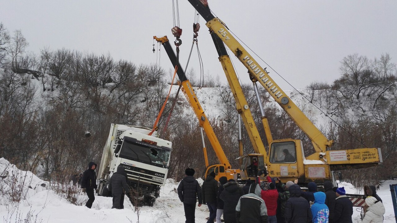 Good post. The story of helping the driver of a truck that overturned in Barnaul - Kindness, Barnaul, Car, Longpost